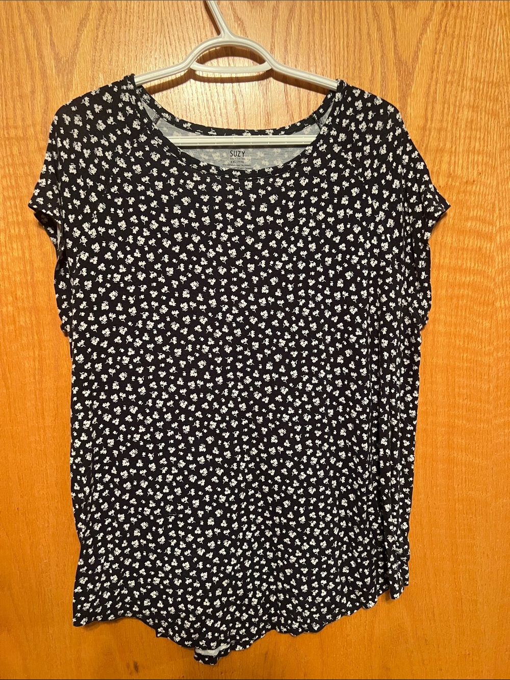 Suzy Shier Black Short-Sleeve Floral Tee